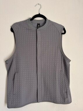 lululemon athletica Men's Quilted Sleeveless Vest in Light Grey
